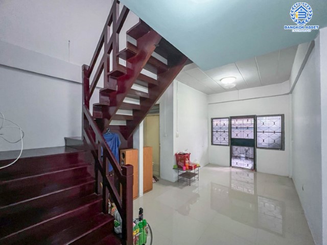 ทาวน์เฮ้าส์มือสองย่านนนทบุรี ม.ดิเอมเมอรัลด์พาร์ค2 บางกรวย-ไทรน้อย บนเนื้อที่ 18 ตร.ว. ฟังก์ชัน 2 ห้องนอน 2 ห้องน้ำ 1 ที่จอดรถ บ้านพร้อมอยู่ ต่อเติมครบ ลงเสาเข็มในครัว เชื่อมต่อถ.ชัยพฤกษ์ ใกล้เซ็นทรัลเวสต์เกต เพียง15 นาทีถึงรถไฟฟ้าสายสีม่วง "สถานีบางพลู"...